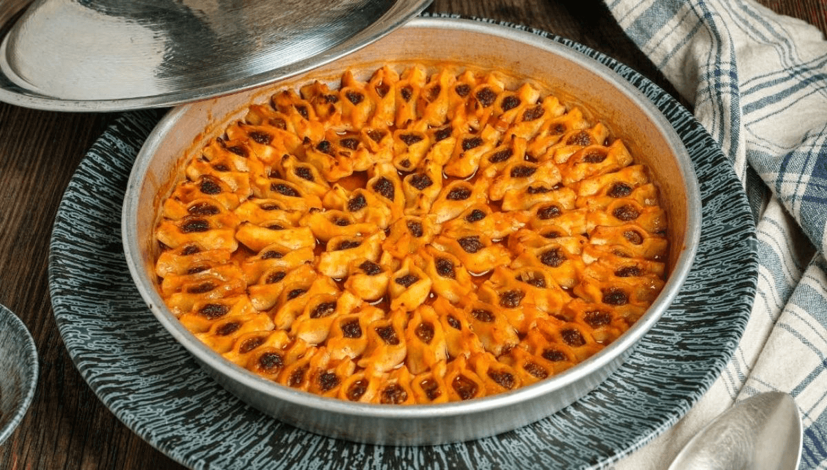 Maharet Mantı sini mantısı — el yapımı, tepside pişirilmiş geleneksel Kayseri mantısı
